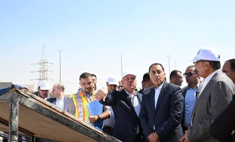 رئيس الوزراء ونائبه خلال تفقد محطة الأوتوبيس الترددي بمحيط المتحف المصري الكبير