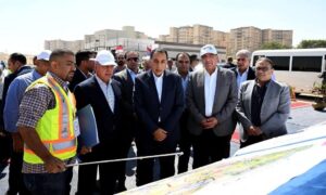 رئيس الوزراء ونائبه خلال تفقد محطة الأوتوبيس الترددي بمحيط المتحف الكبير