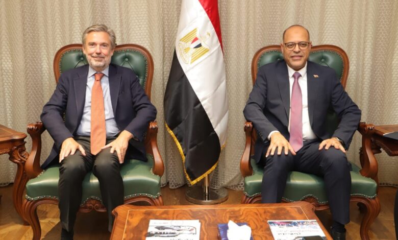 وزير العمل، محمد جبران، خلال لقائه بالسفير الإيطالي بالقاهرة