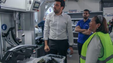 شارون نيشي تتابع خط إنتاج أول كشاف أمامي مصري في مصنع عقل جروب بالمنصورة