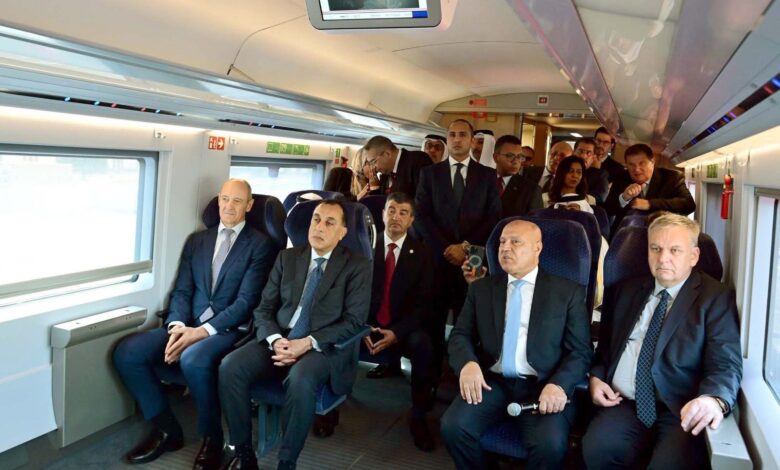 رئيس الوزراء يعطي إشارة بدء تشغيل الخط الأول للقطار الكهربائي السريع تجريبياً من داخل معرض ترانسميا