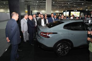 سيارة جيلي جراند المجمعة محلياً في معرض الصناعة