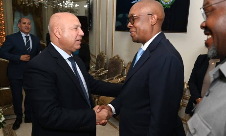 الفريق مهندس/ كامل الوزير، نائب رئيس مجلس الوزراء للتنمية الصناعية ووزير الصناعة والنقل خلال لقائه بوزير صناعة جنوب أفريقيا