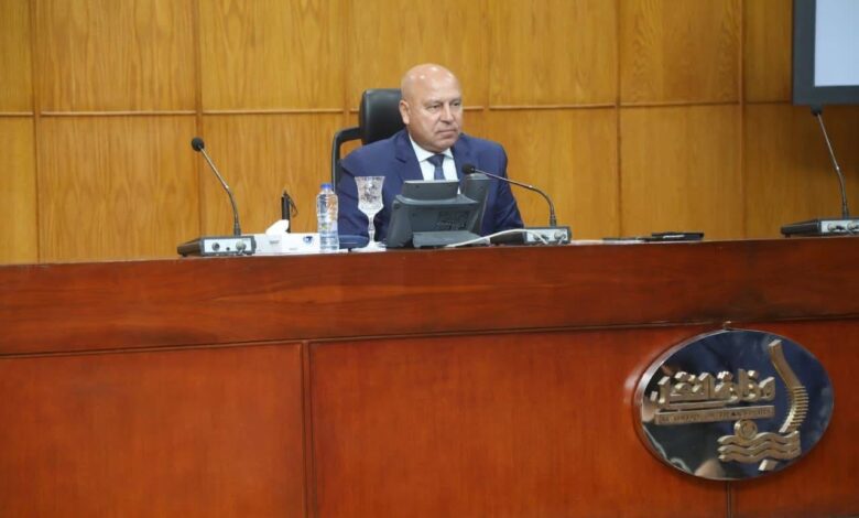 الفريق مهندس كامل الوزير خلال لقائه بمصنعي الأوتوبيسات ومكونات السيارات