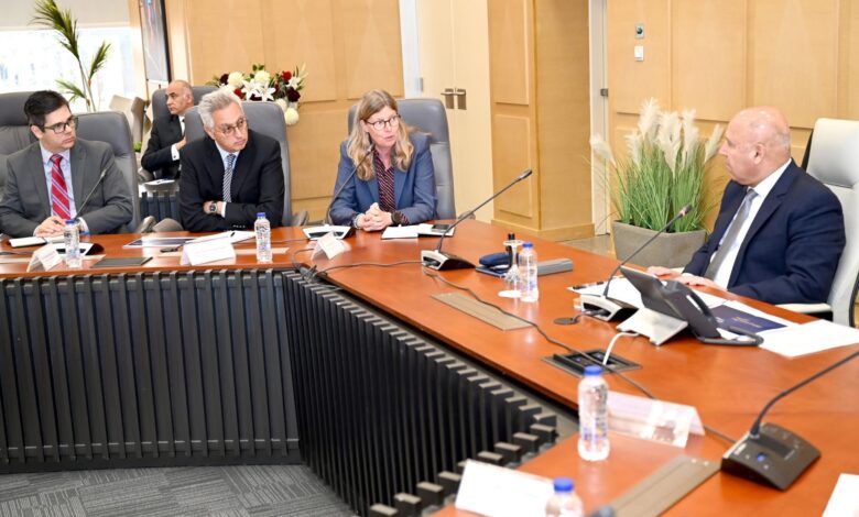 الفريق مهندس كامل الوزير خلال لقائه بوفد مجموعة فولكس فاجن الألمانية