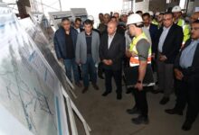 كامل الوزير خلال متابعة تنفيذ محطات الخط الثاني من القطار الكهربائي السريع