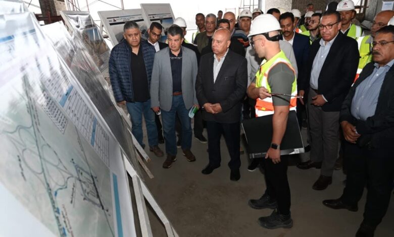 كامل الوزير خلال متابعة تنفيذ محطات الخط الثاني من القطار الكهربائي السريع