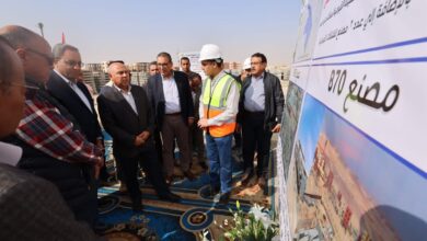 الفريق مهندس / كامل الوزير خلال تفقده مصنع الفلنكات الخرسانية