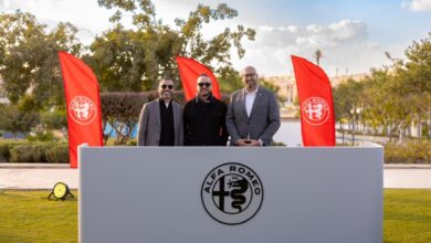 محمد الدسوقي وعمرو نصوحي وهشام حسني خلال توقيع الشراكة مع ألفا روميو مصر