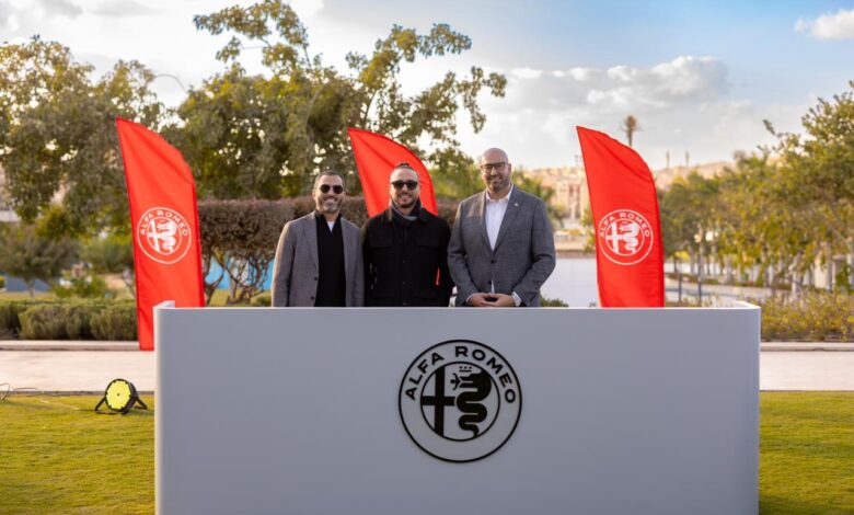 محمد الدسوقي وعمرو نصوحي وهشام حسني خلال توقيع الشراكة مع ألفا روميو مصر
