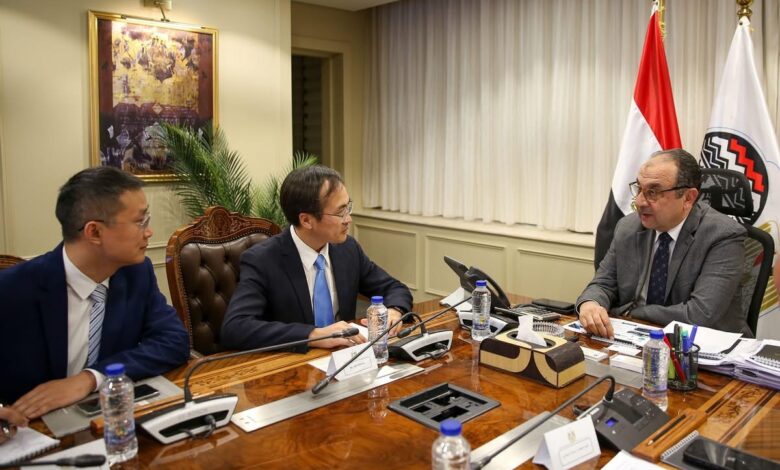 المهندس محمد شيمي، وزير قطاع الأعمال العام، خلال لقائه مع وفد مجموعة شاندونج للصناعات الثقيلة الصينية