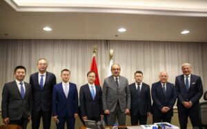 المهندس محمد شيمي، وزير قطاع الأعمال العام، خلال لقائه مع وفد مجموعة شاندونج للصناعات الثقيلة الصينية