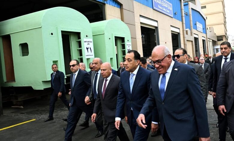 رئيس الوزراء يتفقد مصنع عربات السكك الحديدية ومترو الأنفاق - سيماف