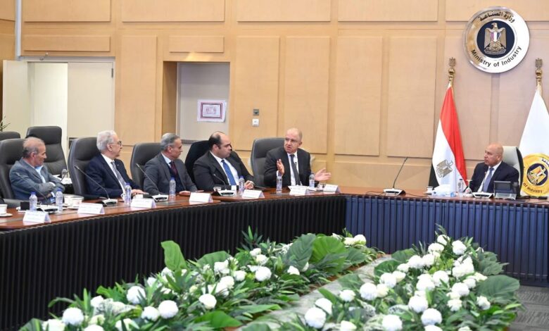 لقاء نائب رئيس مجلس الوزراء للتنمية الصناعية وزير الصناعة والنقل والمهندس/ محمد السويدي رئيس اتحاد الصناعات المصرية وممثلي غرفة الصناعات الهندسية