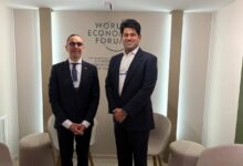 المهندس حسن الخطيب، وزير الاستثمار والتجارة الخارجية خلال لقائه مع سودارشان فينو، رئيس شركة TVS Motors الهندية