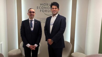 المهندس حسن الخطيب، وزير الاستثمار والتجارة الخارجية خلال لقائه مع سودارشان فينو، رئيس شركة TVS Motors الهندية