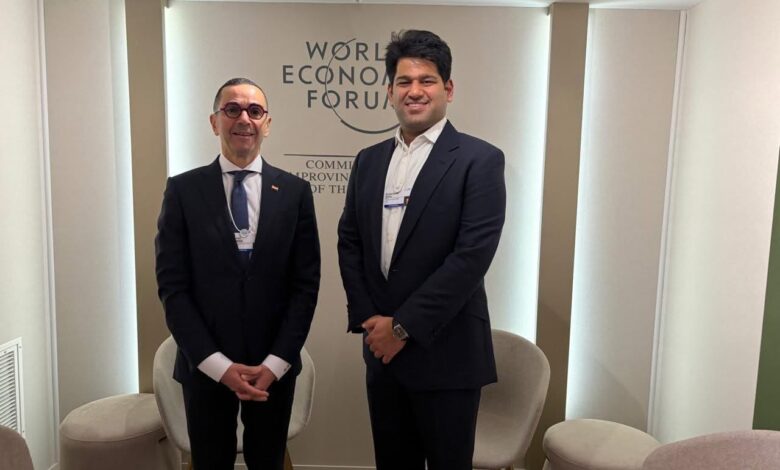 المهندس حسن الخطيب، وزير الاستثمار والتجارة الخارجية خلال لقائه مع سودارشان فينو، رئيس شركة TVS Motors الهندية