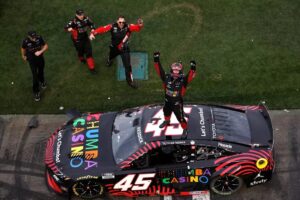 تايلر ريديك مع سيارته من تويوتا فريق 23XI ريسينج