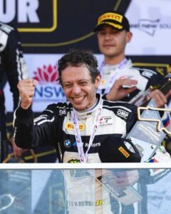 فرحة فالنتينو روسي بعد انتزاع المركز الثالث.. حضور طاغٍ للأسطورة الإيطالية يضفي بريقاً خاصاً على منصة تتويج باتهورست 2026."