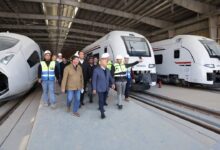 وزير النقل، الفريق مهندس كامل الوزير، خلال تفقده ورشة الخط الأول من القطار الكهربائي السريع