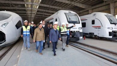 وزير النقل، الفريق مهندس كامل الوزير، خلال تفقده ورشة الخط الأول من القطار الكهربائي السريع