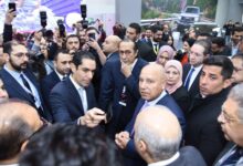 سعد حبيب، الرئيس التنفيذي للعمليات لقطاعات سيارات الركوب لشركة جي بي أوتو، مع وزير الصناعة بجناح شيري بمعرض أوتومورو