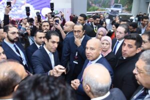 سعد حبيب، الرئيس التنفيذي للعمليات لقطاعات سيارات الركوب لشركة جي بي أوتو، مع وزير الصناعة بجناح شيري بمعرض أوتومورو