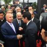 سعد حبيب، الرئيس التنفيذي للعمليات لقطاعات سيارات الركوب لشركة جي بي أوتو، مع وزير الصناعة بجناح شيري بمعرض أوتومورو