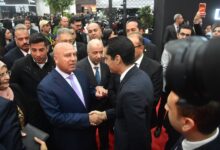 سعد حبيب، الرئيس التنفيذي للعمليات لقطاعات سيارات الركوب لشركة جي بي أوتو، مع وزير الصناعة بجناح شيري بمعرض أوتومورو