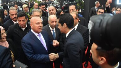 سعد حبيب، الرئيس التنفيذي للعمليات لقطاعات سيارات الركوب لشركة جي بي أوتو، مع وزير الصناعة بجناح شيري بمعرض أوتومورو