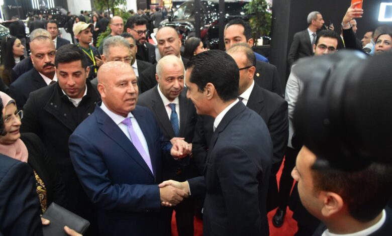 سعد حبيب، الرئيس التنفيذي للعمليات لقطاعات سيارات الركوب لشركة جي بي أوتو، مع وزير الصناعة بجناح شيري بمعرض أوتومورو