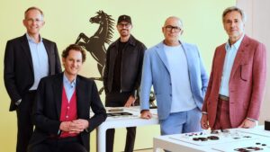 من اليمين إلى اليسار: مارك نيوسون، السير جوني آيف، المصمم فلافيو مانزوني، رئيس مجلس الإدارة التنفيذي جون إلكان، والمدير التنفيذي لفيراري بينيديتو فيجنا.