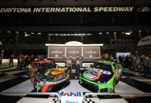 تشيس بريسكو (يساراً) وكايل بوش (يميناً) يستقران في منطقة 'ساحة النصر' (Victory Lane) بعد انتزاعهما صدارة شبكة الانطلاق لسباق 'دايتونا 500