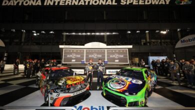 تشيس بريسكو (يساراً) وكايل بوش (يميناً) يستقران في منطقة 'ساحة النصر' (Victory Lane) بعد انتزاعهما صدارة شبكة الانطلاق لسباق 'دايتونا 500