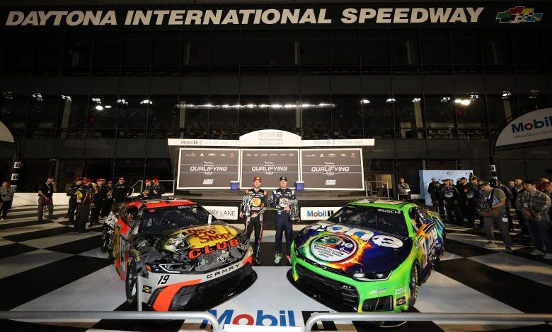 تشيس بريسكو (يساراً) وكايل بوش (يميناً) يستقران في منطقة 'ساحة النصر' (Victory Lane) بعد انتزاعهما صدارة شبكة الانطلاق لسباق 'دايتونا 500