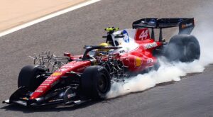 لويس هاميلتون فى سيارة فيراري 