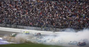 حادث ضخم يطيح بعدة سيارات في سباق دايتونا 500