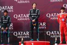 ثلاثي القمة في ملبورن: البريطاني جورج راسل يتوسط منصة التتويج بعد إحرازه لقب جائزة أستراليا الكبرى 2026 لصالح مرسيدس، وإلى جواره زميله الشاب كيمي أنتونيللي وصيفاً، بينما يكمل تشارلز لوكلير سائق فيراري أضلاع المثلث بالمركز الثالث