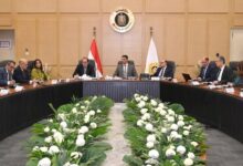 وزير الصناعة خلال الاجتماع الموسع لمتابعة البرنامج الوطني لتنمية صناعة السيارات