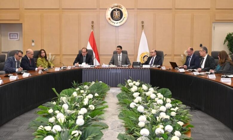 وزير الصناعة خلال الاجتماع الموسع لمتابعة البرنامج الوطني لتنمية صناعة السيارات