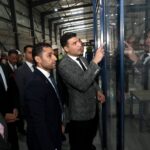 وزير الصناعة المهندس خالد هشام خلال زيارته لمصانع زجاج السيارات بمدينة 6 أكتوبر
