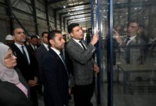 وزير الصناعة المهندس خالد هشام خلال زيارته لمصانع زجاج السيارات بمدينة 6 أكتوبر