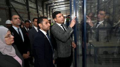 وزير الصناعة المهندس خالد هشام خلال زيارته لمصانع زجاج السيارات بمدينة 6 أكتوبر