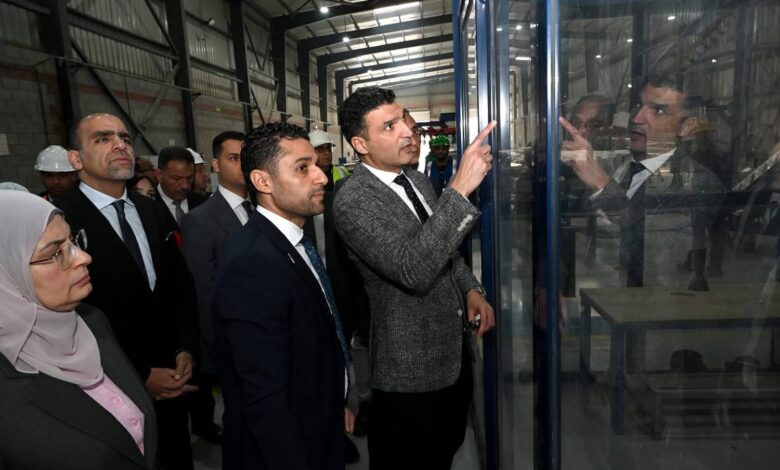 وزير الصناعة المهندس خالد هشام خلال زيارته لمصانع زجاج السيارات بمدينة 6 أكتوبر