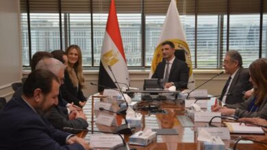 وزير الصناعة خلال لقائه بمسئولي شركة مرسيدس بنز إيجيبت