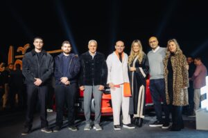 المهندس هشام عز العرب، رئيس مجلس إدارة مجموعة عز العرب، وستيفاني فولز، الرئيس التنفيذي لـ مرسيدس-بنز مصر، خلال فاعليات إطلاق سمارت #5 الجديدة