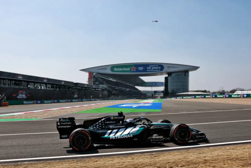 جورج راسل خلال التجارب الحرة الأولى في جائزة الصين الكبرى 2026