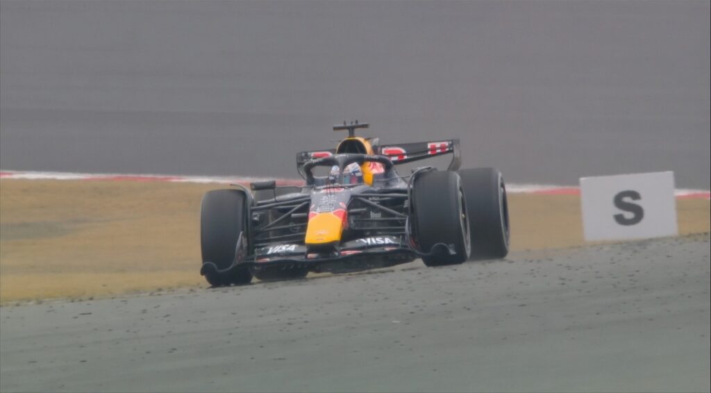 نهاية حزينة لبطل العالم.. فيرستابن ينسحب من سباق شنغهاي بطلب من فريقه