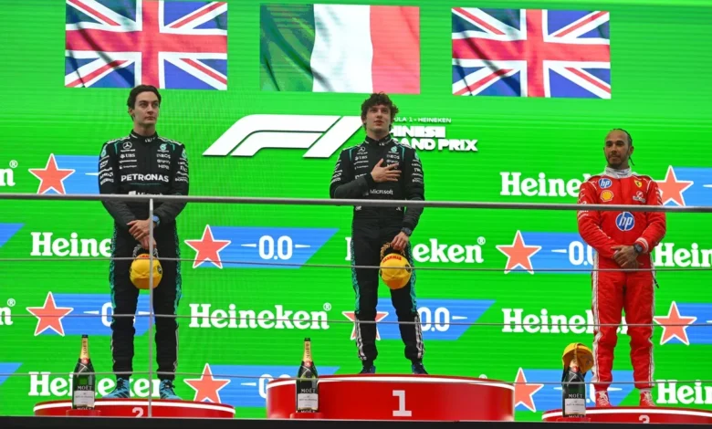جيل جديد وبداية حقبة.. أنطونيللي يتوج بلقبه الأول، راسل ثانياً، وهاميلتون يظهر بالأحمر على المنصة.