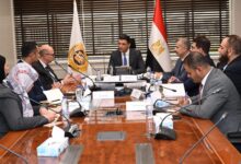 وزير الصناعة خلال اجتماعه بممثلي مجموعة سان جوبان مصر